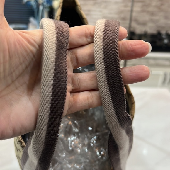 A36- 💯 % authentic Gucci tote bag - Picture 12 of 16